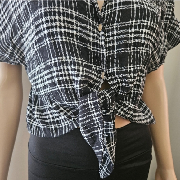 Wilfred Free top Small black white plaid button down crop shirt tie front - Picture 3 of 12